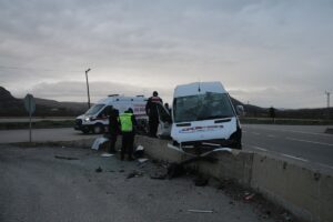 TOKAT (AA) – Tokat'ta işçi servisinin istinat duvarına çarpması sonucu