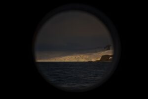 - 9. Ulusal Antarktika Bilim Seferi ekibi geminin lombozlarından fırtınayı,