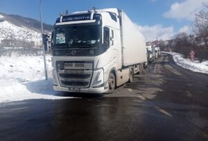 ARDAHAN (AA) – Türkgözü-Posof-Damal kara yolunda ulaşımın normale dönmesiyle tırların