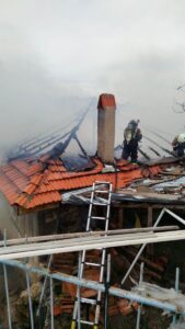 UŞAK (AA) – Uşak'ta müstakil evde çıkan yangın itfaiye ekiplerince