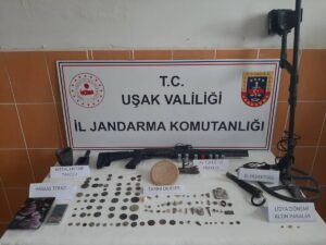 UŞAK (AA) – Uşak'ın Ulubey ilçesinde bir evde tarihi eser