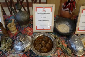 VAN (AA) – Van'ın yöresel yemeklerinden erişte aşı, acem köftesi,