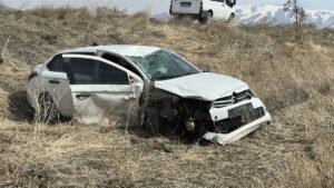 VAN (AA) – Van'ın Muradiye ilçesinde iki otomobilin çarpışması sonucu