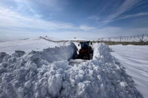 VAN (AA) – Van'da belediye ekipleri, İran sınırında kar ve