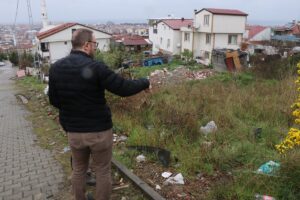 - Köpeklerin çocuğun etrafında görüldüğü anlar araç içi kamerasınca kaydedildi