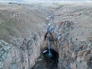 VAN (AA) – Van'ın Muradiye ilçesinde yaz döneminde kuruyan Yaşar