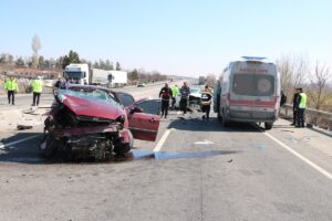 YOZGAT (AA) – Yozgat'ta iki otomobilin çarpışması sonucu yaralanan 5