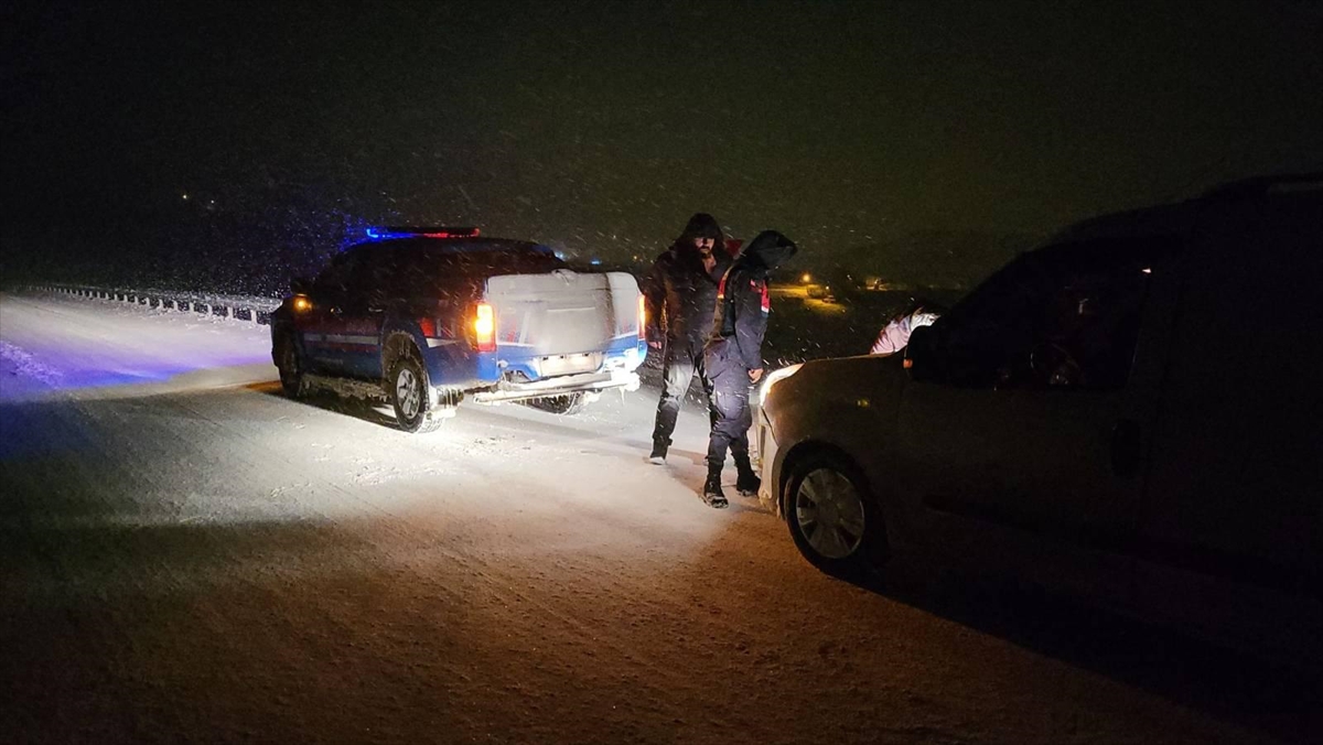 YOZGAT (AA) – Yozgat'ta kar ve tipi nedeniyle yolda kalan