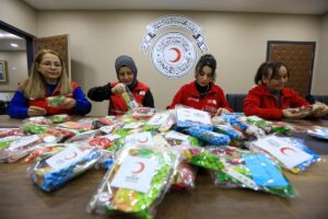 ZONGULDAK (AA) – Zonguldak'ta Türk Kızılay gönüllüleri, hazırladıkları hediye paketleriyle