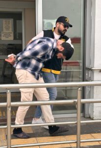 Adana'da ağabeyini bıçaklayarak öldürdüğü iddia edilen zanlı tutuklandı ADANA (AA) – Adana'nın merkez Sarıçam ilçesinde ağabeyini bıçaklayarak öldürdüğü