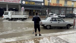 ADANA (AA) – Adana'da etkili olan gök gürültülü sağanak ve