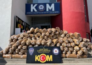 ADANA (AA) – Adana'da kaçak 1 ton tütün ve 200