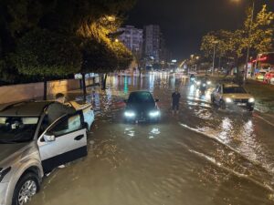 ADANA (AA) – Adana'da sağanak nedeniyle bazı cadde ve sokaklarda