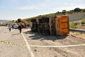 ADIYAMAN (AA) – Adıyaman'ın Besni ilçesinde devrilen kum yüklü kamyonun