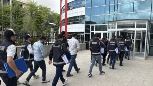 ADIYAMAN (AA) – Adıyaman'da dolandırıcılık yaptıkları gerekçesiyle yakalanan 6 şüpheliden