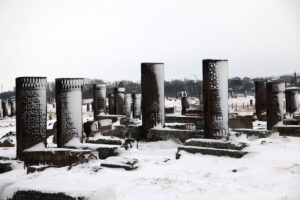 BİTLİS (AA) – Bitlis'in Ahlat ilçesinde, kar yağışının ardından tarihi