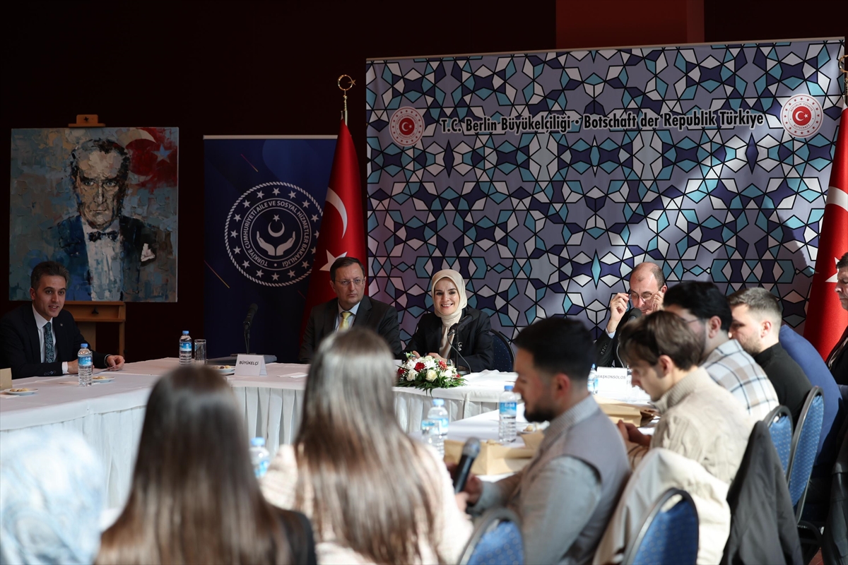 Aile ve Sosyal Hizmetler Bakanı Göktaş, Berlin'de Türk vatandaşı yaşlılar ve gençlerle buluştu