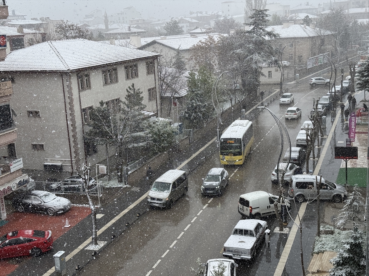 Aksaray'da kar yağışı etkili oluyor