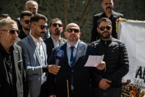 İSTANBUL (AA) – Alperen Ocakları İstanbul İl Başkanlığı üyeleri, Kadıköy'de