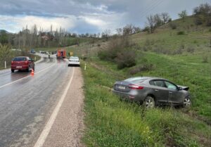 AMASYA (AA) – Amasya'nın Taşova ilçesinde, 2 otomobilin çarpışması sonucu