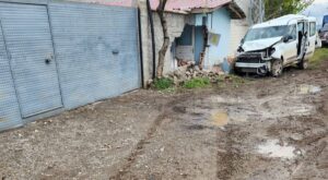 AMASYA (AA) – Amasya'nın Merzifon ilçesinde evin duvarına çarpan araçtaki