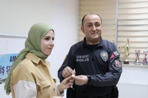 AMASYA (AA) – Amasya'da polis memuru yolda bulduğu altını sahibine