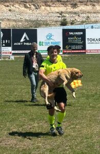 - Hakemin köpeği kucaklayarak saha dışına çıkarması tribünlerden alkış aldı