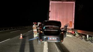 DÜZCE (AA) – Anadolu Otoyolu'nun Düzce kesiminde tıra çarpan otomobilin