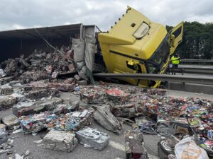 KOCAELİ (AA) – Anadolu Otoyolu'nun Kocaeli kesiminde devrilen tır ulaşımda