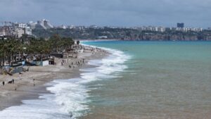 - Kahverengi ve mavi tonlarının hakim olduğu Konyaaltı Sahili dronla