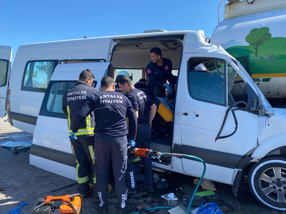 Antalya'da tur minibüsünün sulama tankerine çarptığı kazada 6 kişi yaralandı
