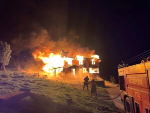 ARTVİN (AA) – Artvin'de bir köyde çıkan yangında iki katlı