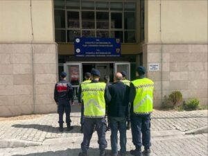 ARTVİN (AA) – Artvin'de göçmen kaçakçılığı yaptıkları öne sürülen 2