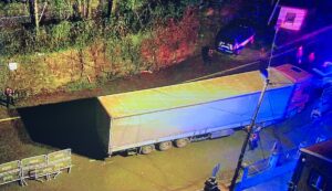 ARTVİN (AA) – Artvin'in Kemalpaşa ilçesinden, saklandıkları tır dorsesinde yurt