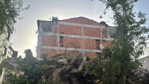 İSTANBUL (AA) – Avcılar'da kentsel dönüşüm kapsamında yıkımı yapılan binaya