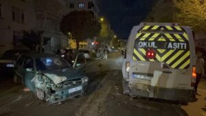 AYDIN (AA) – Aydın'ın Söke ilçesinde, otomobilin işçi taşıyan minibüse