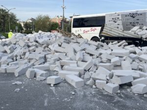 AYDIN (AA) – Aydın'ın Efeler ilçesinde tırdaki gaz betonların yola