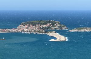 BARTIN (AA) – Bartın'ın Amasra ilçesinde şiddetli rüzgar hayatı olumsuz