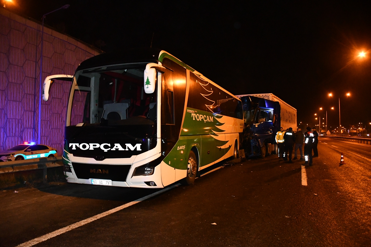 Bilecik'te tırın tur otobüsüne arkadan çarptığı kazada 13 kişi yaralandı