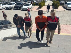 BİTLİS (AA) – Bitlis'te göçmen kaçakçılığı yaptıkları öne sürülen 4