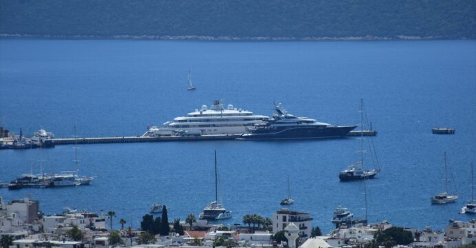 Bodrum'a gelen mega yatlara yakıt ikmali yapıldı