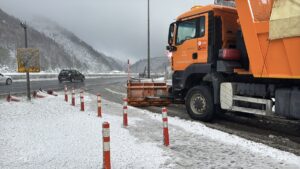 - Karayolları ekipleri ulaşımın aksamaması için küreme ve tuzlama çalışması