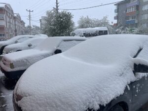 BOLU (AA) – Bolu kent merkezi, nisanda yağan karla beyaz