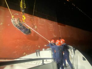 ÇANAKKALE (AA) – Çanakkale'nin Bozcaada açıklarında demirli bulunan gemide yüzünden