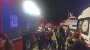 - Mudanya ilçesindeki iskeleye yanaştırılarak tahliye edilen feribottaki yolculardan bazıları