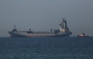 ÇANAKKALE (AA) – Çanakkale Boğazı'nda arızalanan gemi, Karanlık Liman Demir