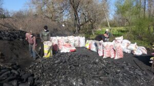 - Ayvacık ilçesinde babasından öğrendiği mangal kömürcülüğünü 35 yıldır sürdüren