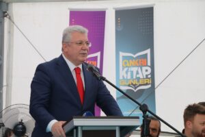 - "Edebiyatın en güçlü dalıdır romancılık. Romanlar, bize farklı coğrafyaları,