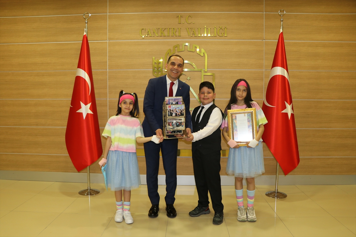 Çankırı Valisi Taşolar, minik valiye makam şoförlüğü yaptı