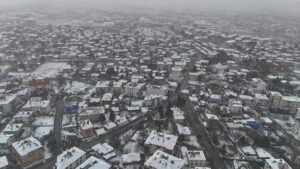 ÇANKIRI (AA) – Çankırı’nın yüksek kesimlerinde kar yağışı etkili oluyor.